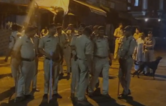 Bhopal Police: भोपाल में नशे के खिलाफ सबसे बड़ी कार्रवाई 300 पुलिसकर्मियों ने इतवारा में मारा छापा, तहखानों और कपड़ों में छिपा मिला गांजा