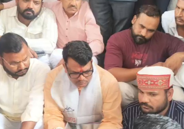 Agar Malwa: श्मशान भूमि पर फायर स्टेशन निर्माण का विरोध, खुदाई में कंकाल मिलने का दावा; प्रभारी मंत्री ने तुरंत रुकवाया काम Agar Malwa: श्मशान भूमि पर फायर स्टेशन निर्माण का विरोध, खुदाई में कंकाल मिलने का दावा; प्रभारी मंत्री ने तुरंत रुकवाया काम