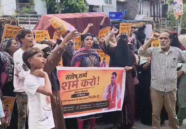 Indore Protest: इंदौर में VHP नेता संतोष शर्मा के घर के बाहर मुस्लिम महिलाओं का प्रदर्शन, विवादित बयानों पर जताया विरोध Indore Protest: इंदौर में VHP नेता संतोष शर्मा के घर के बाहर मुस्लिम महिलाओं का प्रदर्शन, विवादित बयानों पर जताया विरोध
