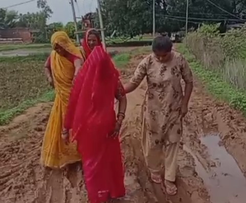 Mauganj News: मऊगंज में शर्मसार कर देने वाली तस्वीर सड़क न होने से गर्भवती महिला ने 1.2 किमी पैदल तय किया सफर, एंबुलेंस गांव तक नहीं पहुंची Mauganj News: मऊगंज में शर्मसार कर देने वाली तस्वीर सड़क न होने से गर्भवती महिला ने 1.2 किमी पैदल तय किया सफर, एंबुलेंस गांव तक नहीं पहुंची