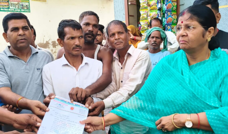 Morena News: बदहाल सड़कें और जलभराव से भड़का जनता का गुस्सा, डिप्टी कमिश्नर-मेयर की गाड़ियों के सामने धरने पर बैठे वार्डवासी Morena News: बदहाल सड़कें और जलभराव से भड़का जनता का गुस्सा, डिप्टी कमिश्नर-मेयर की गाड़ियों के सामने धरने पर बैठे वार्डवासी
