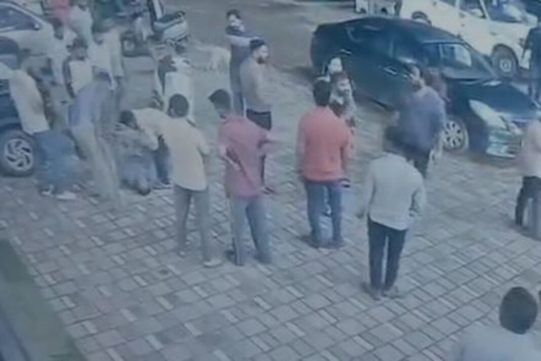 Viral Video Jagdalpur: छत्तीसगढ़ मॉल कांड – धरमपुरा में कार पार्किंग पर बवाल, लाचार बुजुर्ग खुद को बचाता रहा, युवक बरसाता रहा घूंसे; देखें Video Viral Video Jagdalpur: छत्तीसगढ़ मॉल कांड – धरमपुरा में कार पार्किंग पर बवाल, लाचार बुजुर्ग खुद को बचाता रहा, युवक बरसाता रहा घूंसे; देखें Video