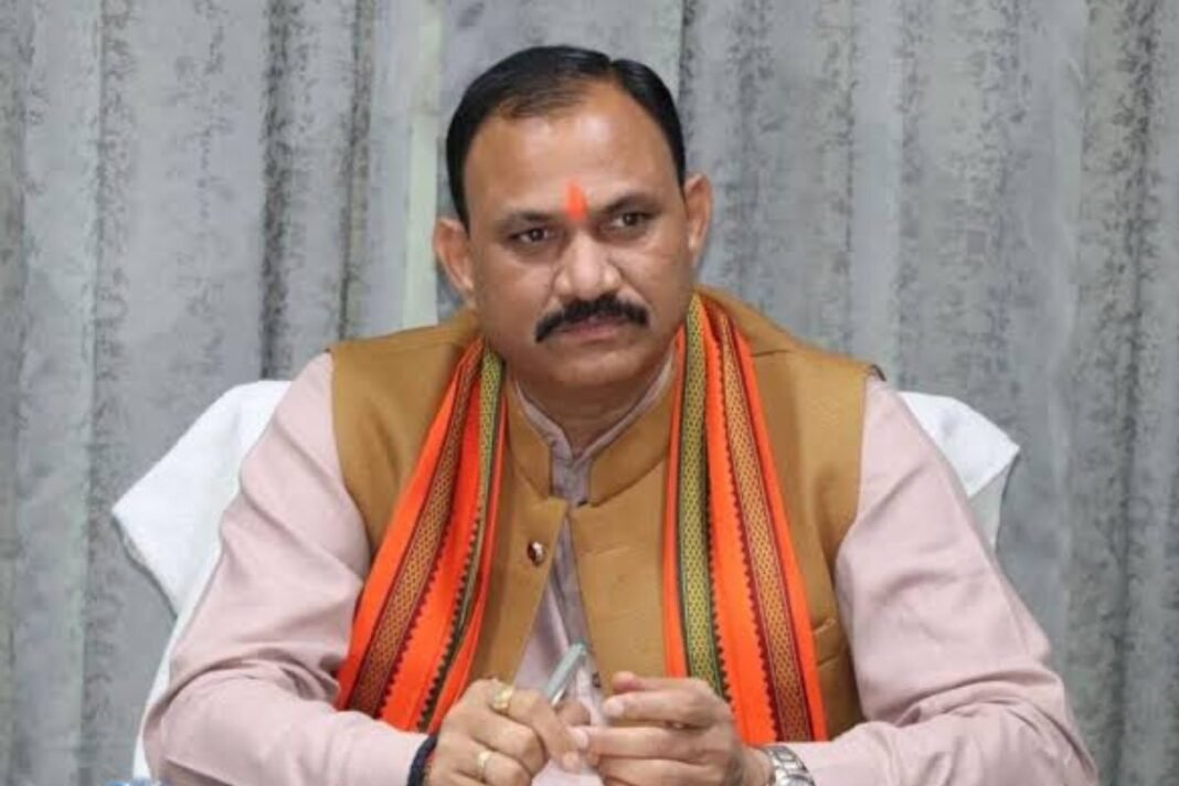 Nakti Village Dispute: नकटी गांव विवाद पर भड़के मंत्री श्याम बिहारी जायसवाल, दी खुली चुनौती— “घड़ियाली आंसू छोड़ें, लिखित में दें कि विधायक कॉलोनी में प्लाट नहीं लेंगे” Nakti Village Dispute: नकटी गांव विवाद पर भड़के मंत्री श्याम बिहारी जायसवाल, दी खुली चुनौती— “घड़ियाली आंसू छोड़ें, लिखित में दें कि विधायक कॉलोनी में प्लाट नहीं लेंगे”