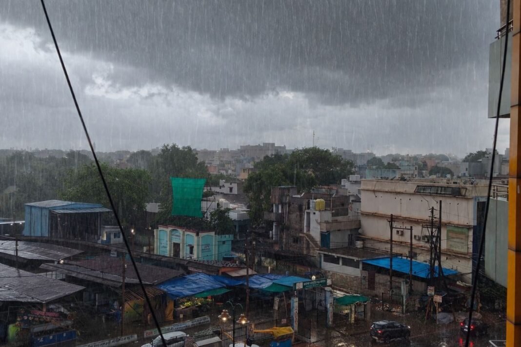 Raipur Weather Today: छत्तीसगढ़ में मानसून की धमाकेदार एंट्री: रायपुर में गरज-चमक के साथ बरसे बदरा, मौसम विभाग ने अगले 7 दिनों तक जताया भारी बारिश का अनुमान Raipur Weather Today: छत्तीसगढ़ में मानसून की धमाकेदार एंट्री: रायपुर में गरज-चमक के साथ बरसे बदरा, मौसम विभाग ने अगले 7 दिनों तक जताया भारी बारिश का अनुमान