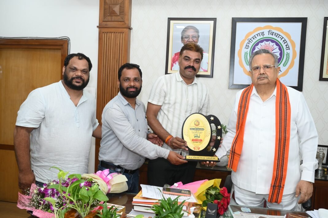 NHM Employees Regularization: नियमितीकरण की मांग लेकर विधानसभा अध्यक्ष डॉ. रमन सिंह से मिले NHM कर्मचारी, लंबित मांगों के जल्द समाधान की उठाई आवाज NHM Employees Regularization: नियमितीकरण की मांग लेकर विधानसभा अध्यक्ष डॉ. रमन सिंह से मिले NHM कर्मचारी, लंबित मांगों के जल्द समाधान की उठाई आवाज