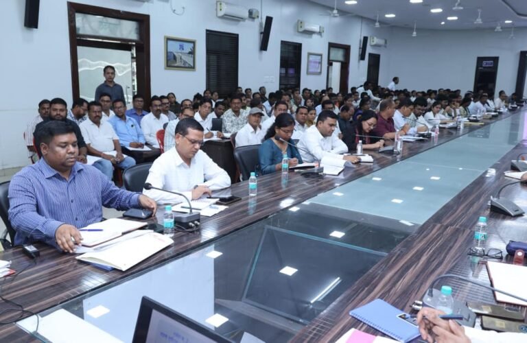 Raigarh Revenue Meeting: रायगढ़ कलेक्टर मयंक चतुर्वेदी का कड़ा रुख: ‘राजस्व कार्यों में लापरवाही बर्दाश्त नहीं, परफॉर्मेंस खराब हुई तो नपेंगे अफसर-कर्मचारी’; बेहतर काम करने वाले पटवारी सम्मानित