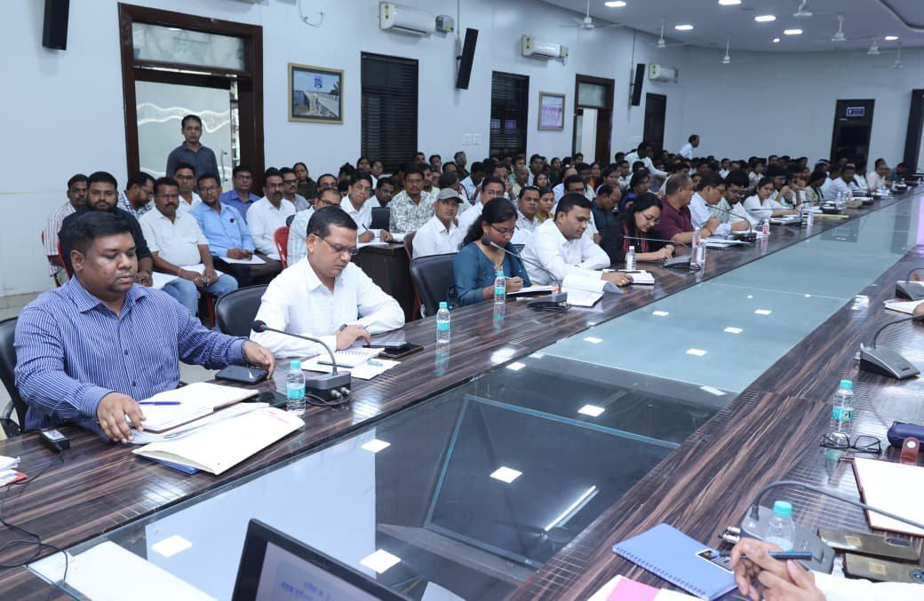 Raigarh Revenue Meeting: रायगढ़ कलेक्टर मयंक चतुर्वेदी का कड़ा रुख: ‘राजस्व कार्यों में लापरवाही बर्दाश्त नहीं, परफॉर्मेंस खराब हुई तो नपेंगे अफसर-कर्मचारी’; बेहतर काम करने वाले पटवारी सम्मानित Raigarh Revenue Meeting: रायगढ़ कलेक्टर मयंक चतुर्वेदी का कड़ा रुख: ‘राजस्व कार्यों में लापरवाही बर्दाश्त नहीं, परफॉर्मेंस खराब हुई तो नपेंगे अफसर-कर्मचारी’; बेहतर काम करने वाले पटवारी सम्मानित