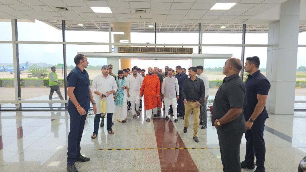Bageshwar Dham News: धीरेंद्र कृष्ण शास्त्री से मिलेंगे अनंत अंबानी, बागेश्वर बालाजी दरबार में टेकेंगे मत्था, सुरक्षा के कड़े इंतजाम Bageshwar Dham News: धीरेंद्र कृष्ण शास्त्री से मिलेंगे अनंत अंबानी, बागेश्वर बालाजी दरबार में टेकेंगे मत्था, सुरक्षा के कड़े इंतजाम