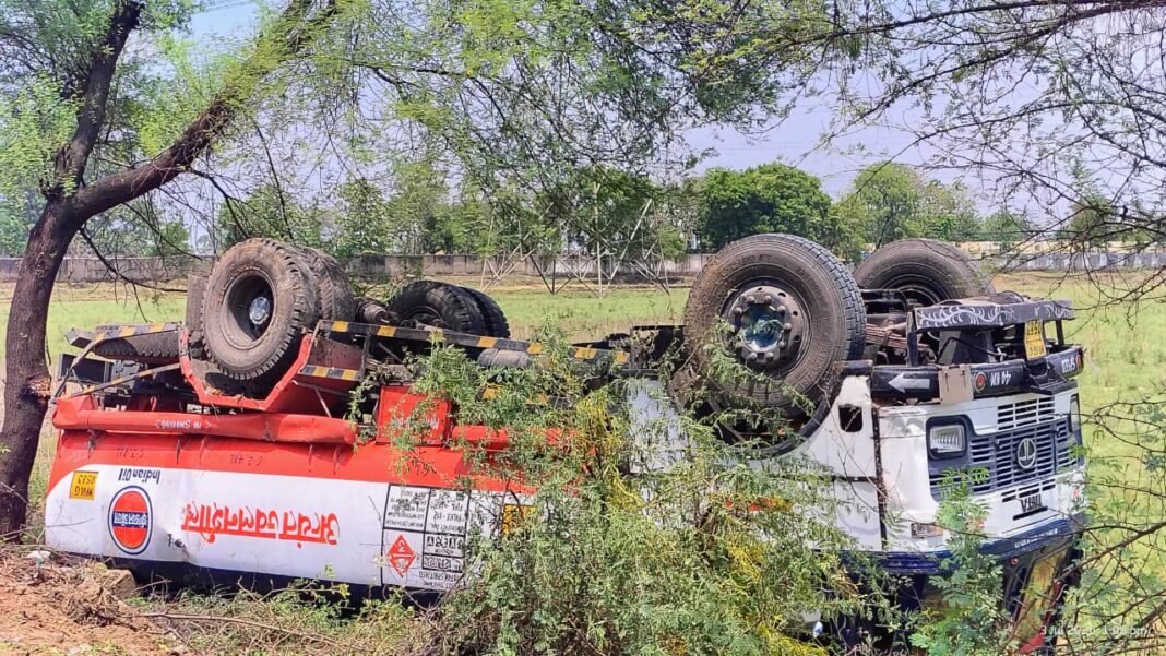 Singrauli Tanker Accident: रिलायंस गेट के पास पलटा डीजल से भरा टैंकर, मची अफरा-तफरी, टला बड़ा हादसा Singrauli Tanker Accident: रिलायंस गेट के पास पलटा डीजल से भरा टैंकर, मची अफरा-तफरी, टला बड़ा हादसा