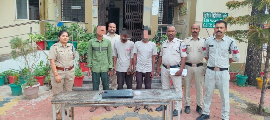 Raisen News: रायसेन में सूने मकान में लाखों की चोरी का खुलासा, तीन शातिर चोर गिरफ्तार; सोने-चांदी के जेवर, लैपटॉप और नकदी बरामद Raisen News: रायसेन में सूने मकान में लाखों की चोरी का खुलासा, तीन शातिर चोर गिरफ्तार; सोने-चांदी के जेवर, लैपटॉप और नकदी बरामद
