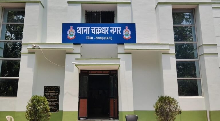 Raigarh Police Crackdown: आशीर्वाद मेडिकल स्टोर में चोरी की गुत्थी सुलझी, सीसीटीवी फुटेज से पकड़े गए आरोपी