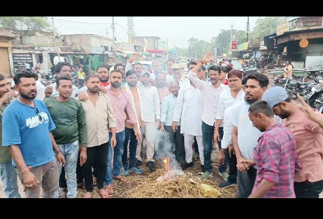 Sammanpur Nakti: धरसींवा में सियासी उबाल: सम्मानपुर-नकटी मामले को लेकर कांग्रेस का हल्लाबोल, भाजपा विधायक अनुज शर्मा का फूंका पुतला; आंदोलन तेज करने की चेतावनी Sammanpur Nakti: धरसींवा में सियासी उबाल: सम्मानपुर-नकटी मामले को लेकर कांग्रेस का हल्लाबोल, भाजपा विधायक अनुज शर्मा का फूंका पुतला; आंदोलन तेज करने की चेतावनी