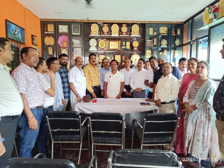 CG Employees Protest: घरघोड़ा में गूंजी कर्मचारियों की आवाज: सांसद राधेश्याम राठिया के गृह ग्राम छर्राटागढ़ पहुंचे सैकड़ों अधिकारी-कर्मचारी, मांगों को लेकर सौंपा ज्ञापन