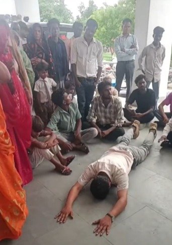 Infrastructure Demands News: ’13 साल से सिर्फ वादे मिले, सड़क नहीं!’ सिंगरौली में कलेक्ट्रेट पहुंचे अकेलवाडाड़ के ग्रामीण, दी आंदोलन की चेतावनी Infrastructure Demands News: ’13 साल से सिर्फ वादे मिले, सड़क नहीं!’ सिंगरौली में कलेक्ट्रेट पहुंचे अकेलवाडाड़ के ग्रामीण, दी आंदोलन की चेतावनी
