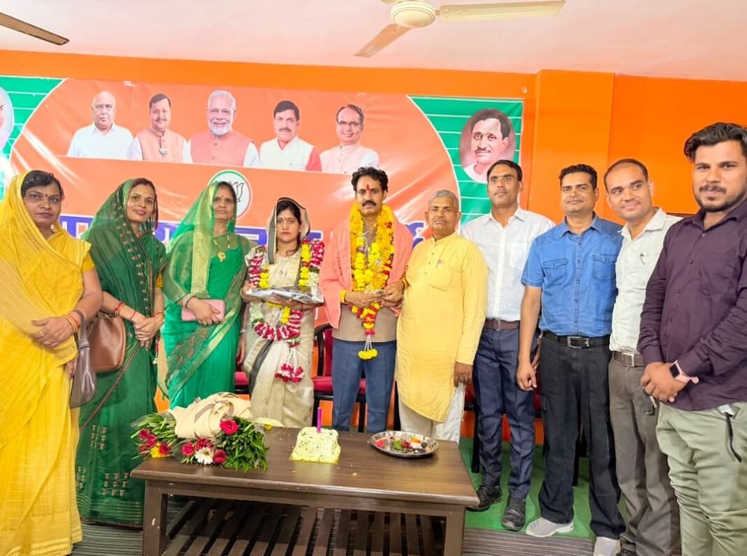 Raisen BJP News: भाजपा जिलाध्यक्ष राकेश शर्मा का जन्मदिन उत्साह और सेवा भाव के साथ मनाया गया, शुभकामनाएं देने उमड़ा जनसैलाब Raisen BJP News: भाजपा जिलाध्यक्ष राकेश शर्मा का जन्मदिन उत्साह और सेवा भाव के साथ मनाया गया, शुभकामनाएं देने उमड़ा जनसैलाब
