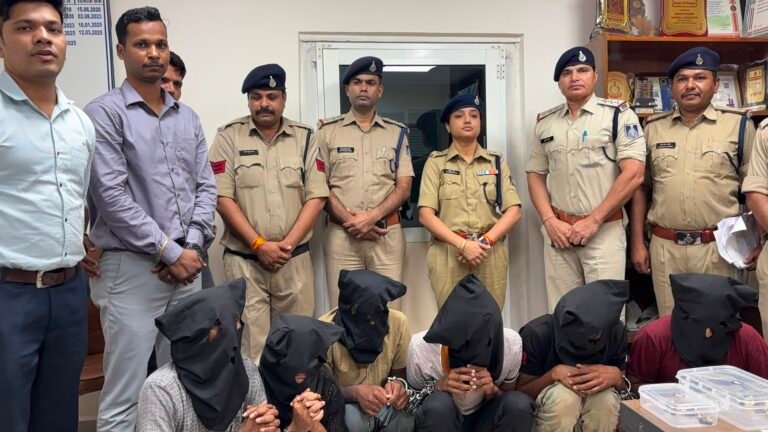 Dewas Crime News: किन्नर का भेष बनाकर लूट करने वाले गिरोह का पर्दाफाश, 6 आरोपी गिरफ्तार; लूटी गई ज्वेलरी, कार और हथियार बरामद