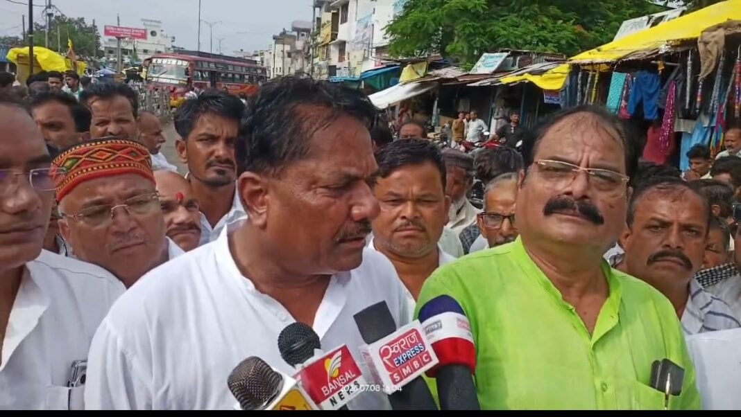 Begamganj Road Protest: बेगमगंज-राहतगढ़ सड़क पर कांग्रेस का हल्ला बोल, एक घंटे तक किया चक्का जाम; 8 दिन में सुधार नहीं हुआ तो उग्र आंदोलन की चेतावनी Begamganj Road Protest: बेगमगंज-राहतगढ़ सड़क पर कांग्रेस का हल्ला बोल, एक घंटे तक किया चक्का जाम; 8 दिन में सुधार नहीं हुआ तो उग्र आंदोलन की चेतावनी
