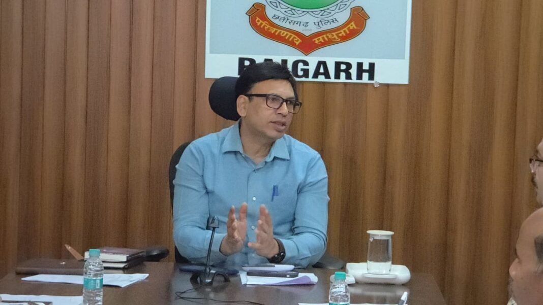 Raigarh SSP Safety Meeting: महिला सुरक्षा और मानव तस्करी की रोकथाम के लिए सभी विभाग मिलकर करें प्रभावी कार्रवाई: एसएसपी शशिमोहन सिंह Raigarh SSP Safety Meeting: महिला सुरक्षा और मानव तस्करी की रोकथाम के लिए सभी विभाग मिलकर करें प्रभावी कार्रवाई: एसएसपी शशिमोहन सिंह