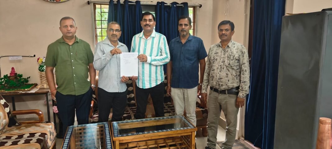 Shaley Shikshak Sangh Dantewada: शालेय शिक्षक संघ की कार्यशैली से प्रभावित होकर बीईओ प्रमोद भदौरिया ने ग्रहण की सदस्यता! Shaley Shikshak Sangh Dantewada: शालेय शिक्षक संघ की कार्यशैली से प्रभावित होकर बीईओ प्रमोद भदौरिया ने ग्रहण की सदस्यता!
