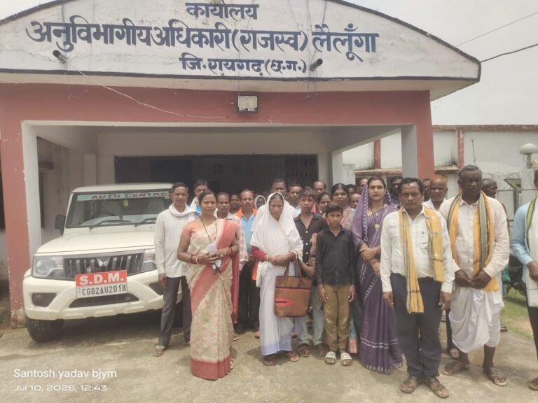 Lailunga Human Interest Story: पति की मृत्यु के बाद आर्थिक संकट से जूझ रही विधवा महिला ने तहसीलदार से लगाई कोटवार पद पर नियुक्ति की गुहार; समर्थन में उतरा पूरा गांव