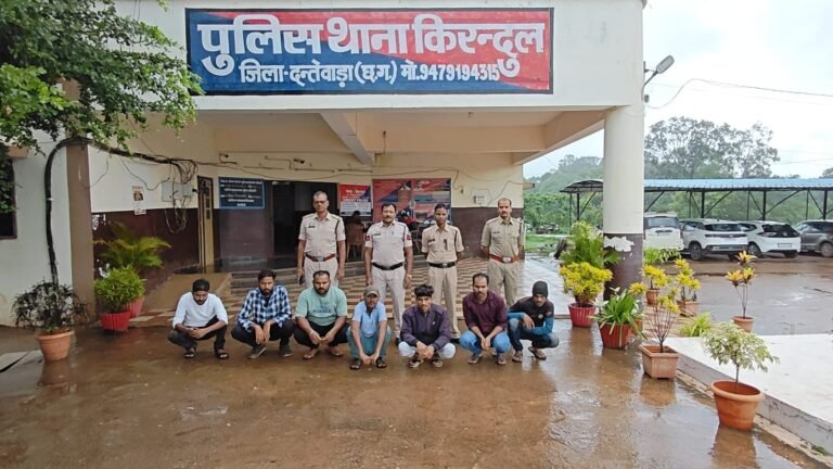 Kirandul Police: बंद मकान में सज रही थी जुए की महफिल, किरंदुल पुलिस ने मारा छापा; 8 जुआरी रंगे हाथ गिरफ्तार, नकदी और ताश की गड्डियां जब्त