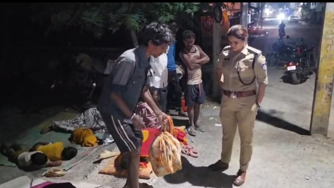 Katni Police Raid: कटनी में देर रात पुलिस का बड़ा सर्च ऑपरेशन पारधियों के डेरे पर CSP नेहा पच्चीसीया की रेड, कथित फर्जी आधार कार्ड, बिना नंबर की बाइक और हथियारनुमा सामान बरामद Katni Police Raid: कटनी में देर रात पुलिस का बड़ा सर्च ऑपरेशन पारधियों के डेरे पर CSP नेहा पच्चीसीया की रेड, कथित फर्जी आधार कार्ड, बिना नंबर की बाइक और हथियारनुमा सामान बरामद