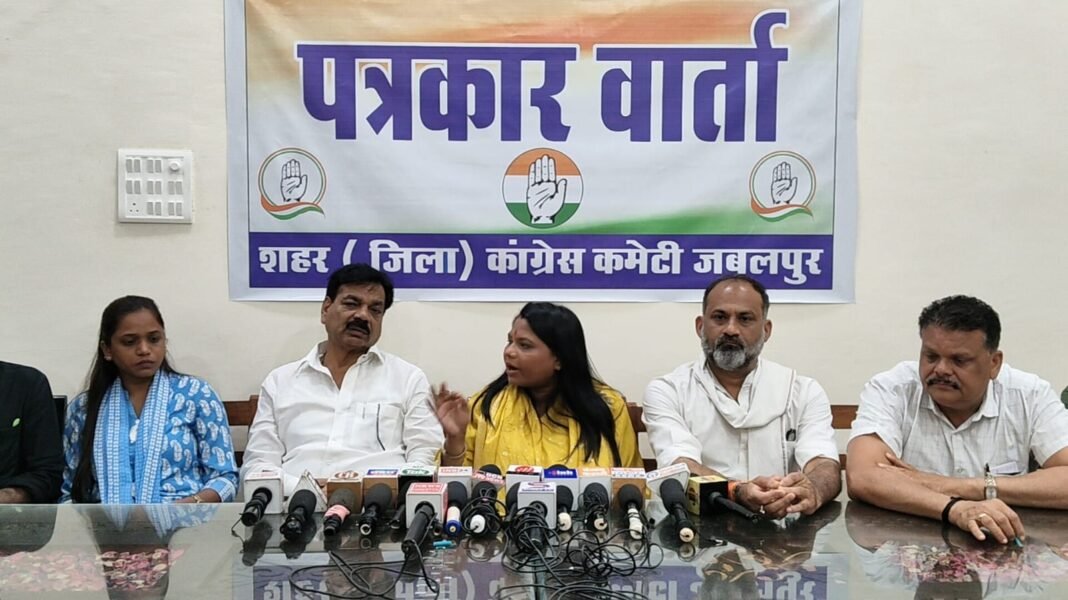 Ram Temple Trust: राम मंदिर ट्रस्ट पर कांग्रेस का बड़ा हमला जमीन खरीद में घोटाले का आरोप, सुप्रीम कोर्ट की निगरानी में जांच की मांग Ram Temple Trust: राम मंदिर ट्रस्ट पर कांग्रेस का बड़ा हमला जमीन खरीद में घोटाले का आरोप, सुप्रीम कोर्ट की निगरानी में जांच की मांग