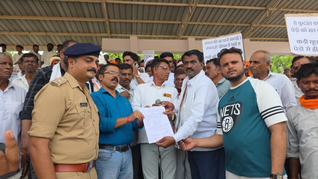 Khandwa Protest: खंडवा में जंगल बचाने सड़कों पर उतरा कोरकू समाज 5 हजार से अधिक आदिवासियों का प्रदर्शन, वन अतिक्रमण हटाने की मांग Khandwa Protest: खंडवा में जंगल बचाने सड़कों पर उतरा कोरकू समाज 5 हजार से अधिक आदिवासियों का प्रदर्शन, वन अतिक्रमण हटाने की मांग