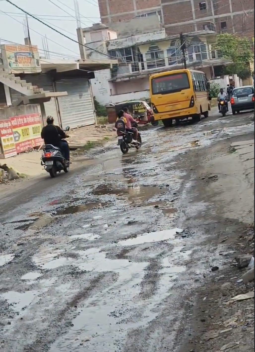 Waidhan College Road Waterlogging: व्यस्त कॉलेज मार्ग पर बह रहा हजारों लीटर पीने का पानी; सीएम हेल्पलाइन 181 पर शिकायत के बाद भी निगम मौन Waidhan College Road Waterlogging: व्यस्त कॉलेज मार्ग पर बह रहा हजारों लीटर पीने का पानी; सीएम हेल्पलाइन 181 पर शिकायत के बाद भी निगम मौन