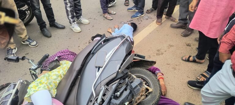 Bhilai Road Accident: भिलाई में दिल दहला देने वाला सड़क हादसा NH-53 पर ट्रैक्टर से भिड़ी स्कूटी, दो महिलाओं और दो मासूम बच्चियों समेत 4 की मौके पर मौत, एक बच्चा गंभीर घायल
