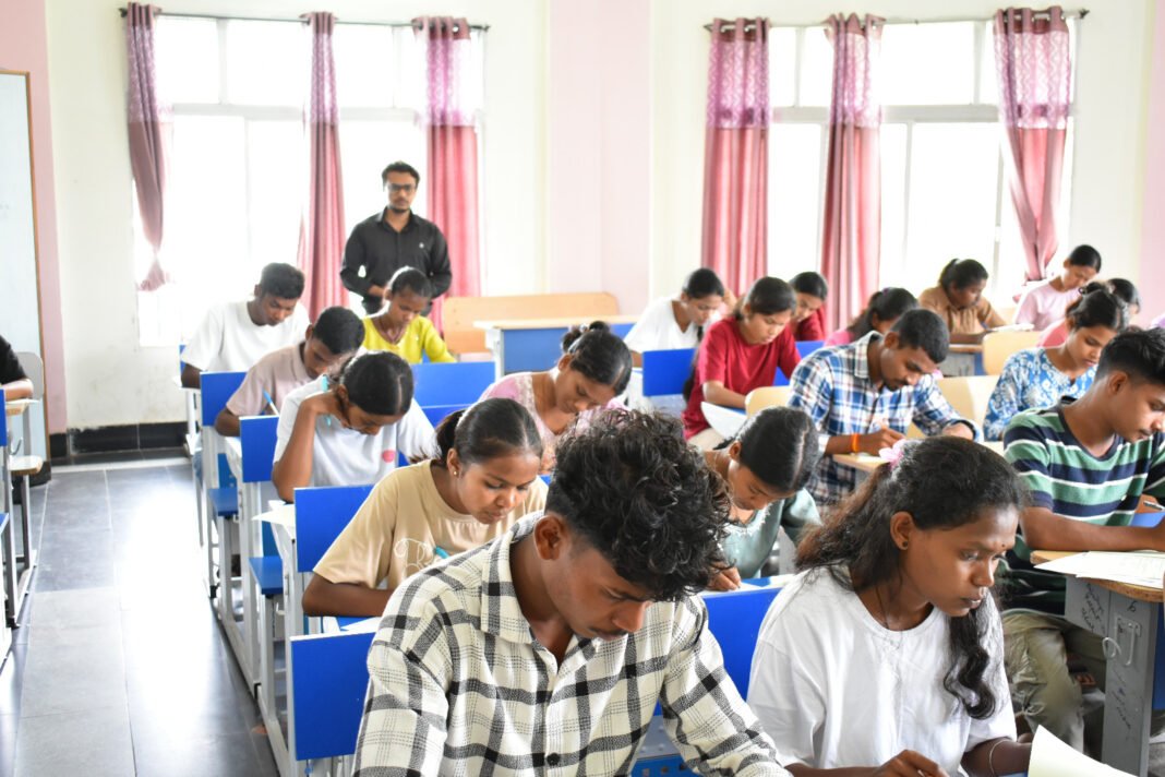 Free Medical Education for Bastar Youth: एनएमडीसी बचेली की अनूठी पहल; बस्तर के आदिवासी छात्रों को मिलेगा निःशुल्क मेडिकल टेक्नोलॉजी कोर्स का मौका Free Medical Education for Bastar Youth: एनएमडीसी बचेली की अनूठी पहल; बस्तर के आदिवासी छात्रों को मिलेगा निःशुल्क मेडिकल टेक्नोलॉजी कोर्स का मौका