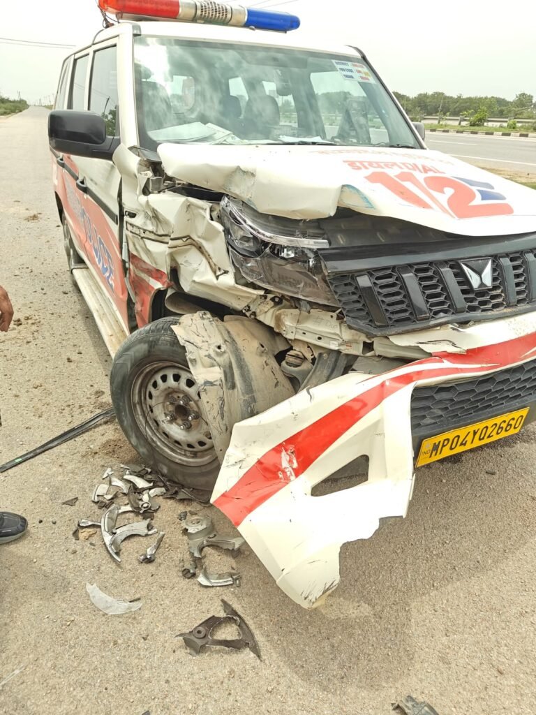 Gwalior Accident: ग्वालियर में पुलिस की डायल-112 को ओवरलोड रेत से भरे ट्रैक्टर ने मारी टक्कर, पकड़ते ही चालक ने किया बेहोशी का ड्रामा; डॉक्टर के सामने खुली पोल