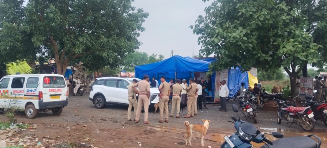 Nakti Village News: नकटी के प्रभावित परिवारों को पुलिस ने गांव में ही रोका; कांग्रेस ने बताया ‘हाउस अरेस्ट’ और लोकतंत्र की हत्या Nakti Village News: नकटी के प्रभावित परिवारों को पुलिस ने गांव में ही रोका; कांग्रेस ने बताया ‘हाउस अरेस्ट’ और लोकतंत्र की हत्या