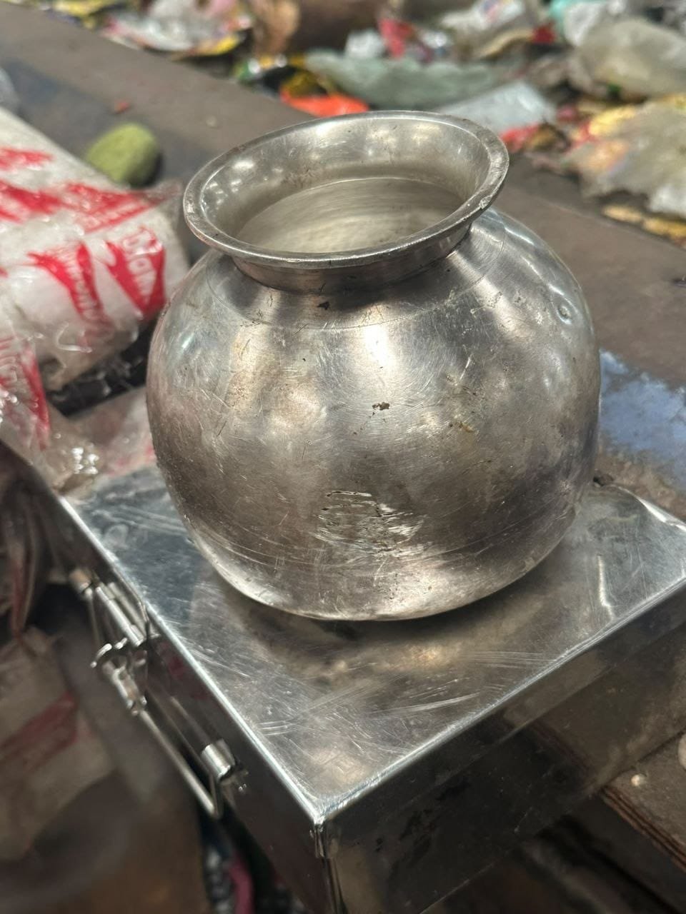 Indore Municipal: इंदौर में चला 24 घंटे का ‘ऑपरेशन लोटा’ 2 किलो चांदी का लोटा ढूंढने के लिए नगर निगम ने खंगाल डाला सैकड़ों टन कचरा, आखिरकार मिशन हुआ सफल Indore Municipal: इंदौर में चला 24 घंटे का ‘ऑपरेशन लोटा’ 2 किलो चांदी का लोटा ढूंढने के लिए नगर निगम ने खंगाल डाला सैकड़ों टन कचरा, आखिरकार मिशन हुआ सफल