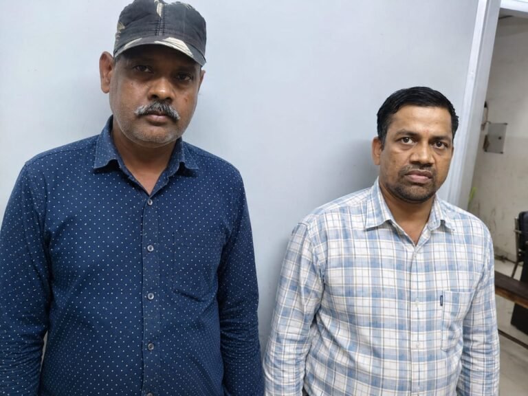 Bilaspur News: फर्जी सर्पदंश मुआवजा रैकेट में दो पुलिसकर्मी गिरफ्तार, SIMS चौकी से जुड़ा बड़ा खुलासा