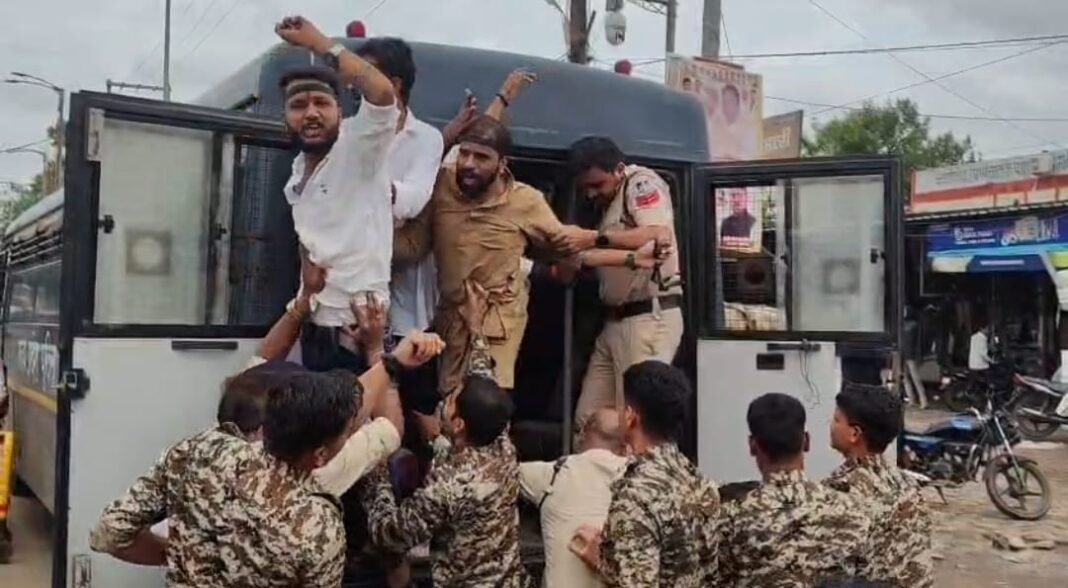 Youth Congress Protest in Raisen: रायसेन के सागर-भोपाल तिराहे पर युवा कांग्रेस का जेल भरो आंदोलन; काली पट्टी बांधकर केंद्रीय शिक्षा मंत्री के इस्तीफे की मांग Youth Congress Protest in Raisen: रायसेन के सागर-भोपाल तिराहे पर युवा कांग्रेस का जेल भरो आंदोलन; काली पट्टी बांधकर केंद्रीय शिक्षा मंत्री के इस्तीफे की मांग