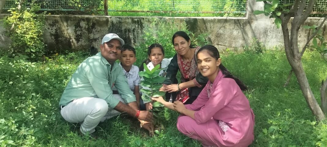 Green Birthday: केक नहीं, पौधे बने जन्मदिन की पहचान टीकमगढ़ के परिवार ने बेटी-बेटे के बर्थडे पर दिया पर्यावरण संरक्षण का संदेश Green Birthday: केक नहीं, पौधे बने जन्मदिन की पहचान टीकमगढ़ के परिवार ने बेटी-बेटे के बर्थडे पर दिया पर्यावरण संरक्षण का संदेश