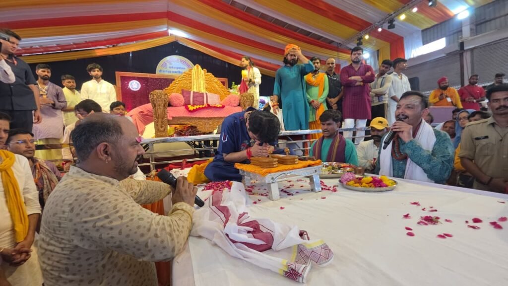 Bageshwar Dham Guru Purnima Mahotsav: बागेश्वर धाम में संन्यासी बाबा की पावन पादुकाएं स्थापित, उमड़ा श्रद्धालुओं का जनसैलाब