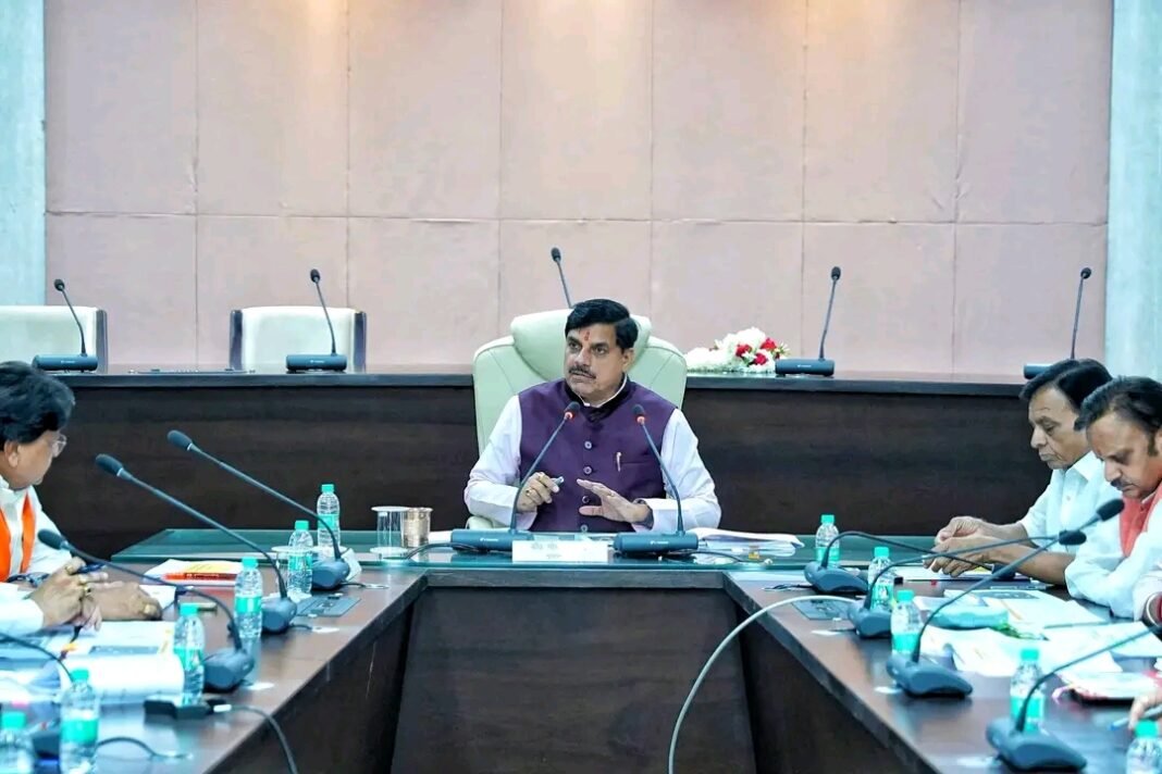 MP Cabinet Meeting: ई-बसों से कैबिनेट बैठक में पहुंचे CM मोहन यादव और मंत्री, UCC समेत कई बड़े फैसलों पर लग सकती है मुहर MP Cabinet Meeting: ई-बसों से कैबिनेट बैठक में पहुंचे CM मोहन यादव और मंत्री, UCC समेत कई बड़े फैसलों पर लग सकती है मुहर