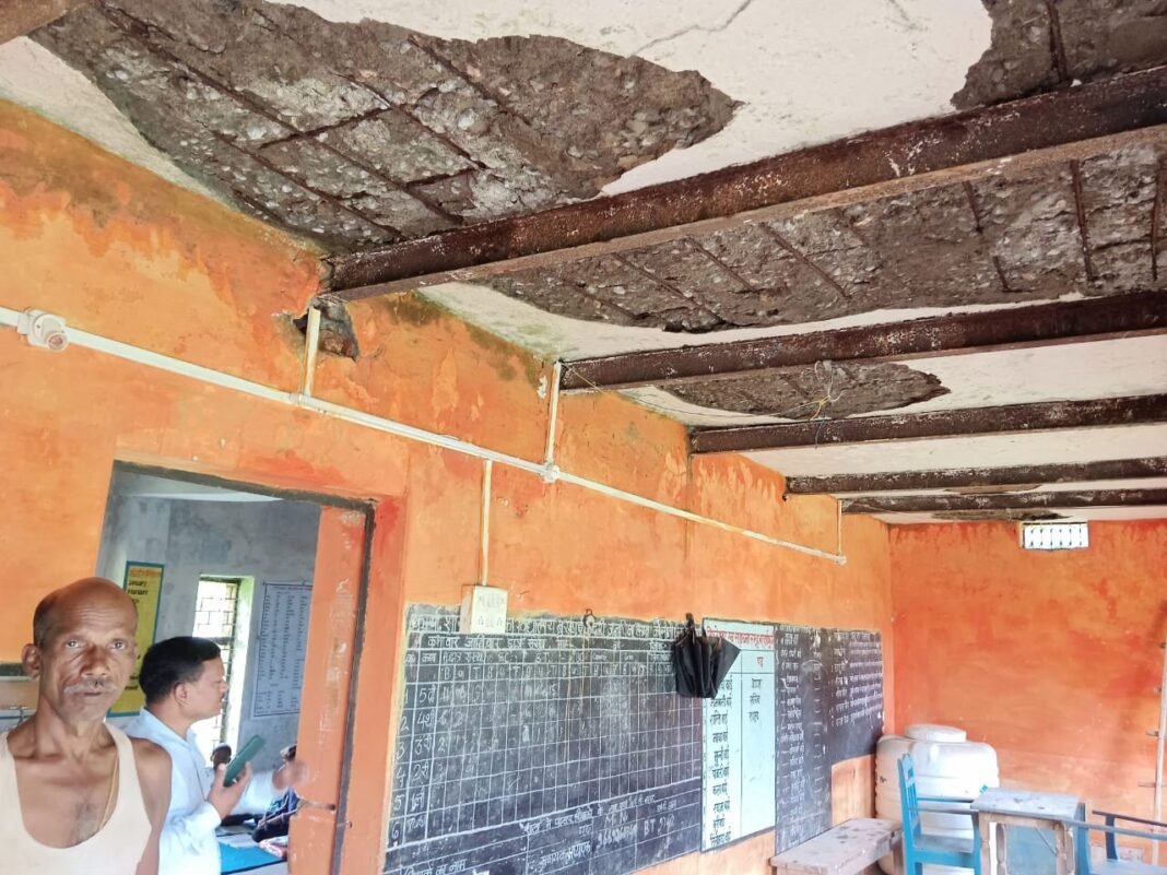 MP Education News: उमरिया में जर्जर स्कूल भवन में पढ़ने को मजबूर मासूम, टपकती छत और दरकी दीवारों के बीच 50 से अधिक बच्चों की जान जोखिम में MP Education News: उमरिया में जर्जर स्कूल भवन में पढ़ने को मजबूर मासूम, टपकती छत और दरकी दीवारों के बीच 50 से अधिक बच्चों की जान जोखिम में