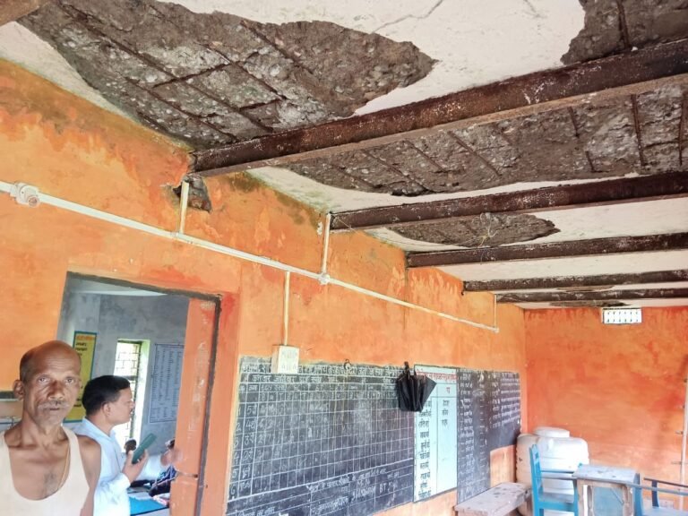 MP Education News: उमरिया में जर्जर स्कूल भवन में पढ़ने को मजबूर मासूम, टपकती छत और दरकी दीवारों के बीच 50 से अधिक बच्चों की जान जोखिम में