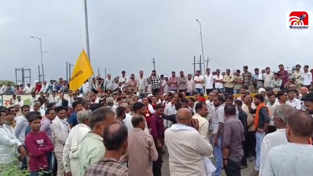 MP News: रायसेन में ट्रैक्टरों के साथ सड़कों पर उतरे किसान, तहसील कार्यालय का किया घेराव MP News: रायसेन में ट्रैक्टरों के साथ सड़कों पर उतरे किसान, तहसील कार्यालय का किया घेराव