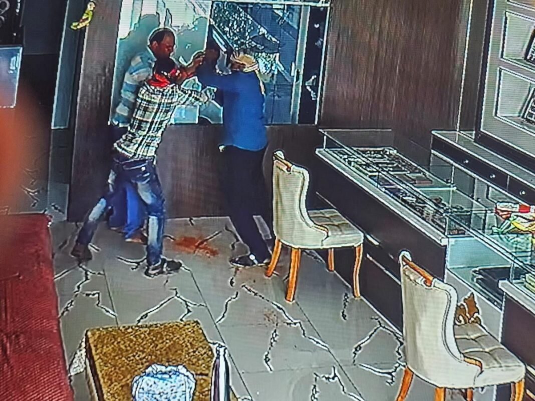 Katghora News: कटघोरा के छुरी में ज्वेलरी शॉप में दिनदहाड़े लूट की बड़ी कोशिश नाकाम: इलाके में सनसनी Katghora News: कटघोरा के छुरी में ज्वेलरी शॉप में दिनदहाड़े लूट की बड़ी कोशिश नाकाम: इलाके में सनसनी