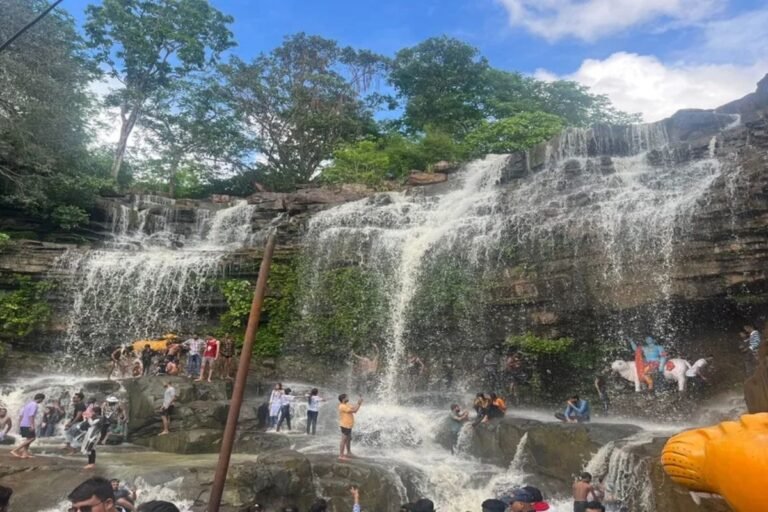 Jatamai Waterfall Gariaband: गरियाबंद में बीती रात हुई झमाझम बारिश, शबाब पर जतमई जलप्रपात, उमड़ी सैलानियों की भारी भीड़