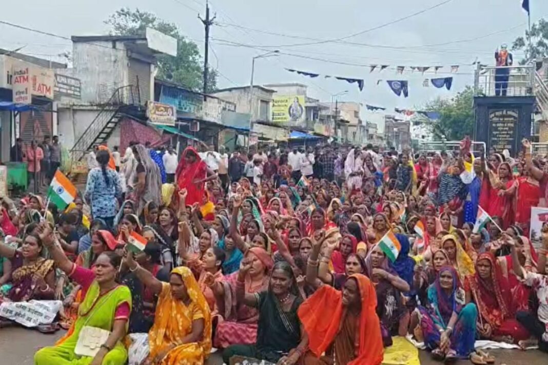 Janjgir-Champa Road Protest: पामगढ़ में सड़क के लिए आर-पार की लड़ाई, चक्काजाम से थमे पहिए, भारी पुलिस बल तैनात Janjgir-Champa Road Protest: पामगढ़ में सड़क के लिए आर-पार की लड़ाई, चक्काजाम से थमे पहिए, भारी पुलिस बल तैनात