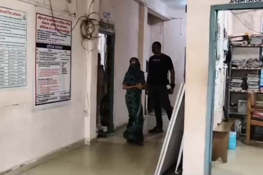 Ashoknagar Honey Trap: अशोकनगर में हनीट्रैप का बड़ा खेल, सरकारी बाबू से महिला ने मांगी 1 करोड़ की रंगदारी Ashoknagar Honey Trap: अशोकनगर में हनीट्रैप का बड़ा खेल, सरकारी बाबू से महिला ने मांगी 1 करोड़ की रंगदारी