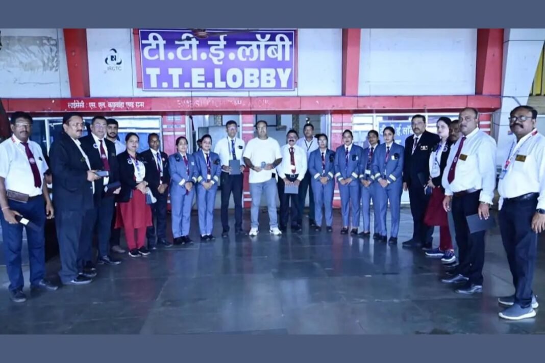 Bilaspur TTE Body Cameras: अब टिकट जांच प्रक्रिया में नहीं होगी गड़बड़ी, हर गतिविधि पर रखेगा डिजिटल नजर Bilaspur TTE Body Cameras: अब टिकट जांच प्रक्रिया में नहीं होगी गड़बड़ी, हर गतिविधि पर रखेगा डिजिटल नजर