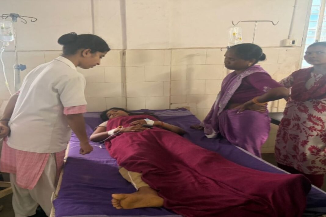 Balrampur Food Poisoning: जंगली मशरूम खाते ही बिगड़ी दो बच्चों सहित 9 लोगों की तबीयत, जिला अस्पताल रेफर Balrampur Food Poisoning: जंगली मशरूम खाते ही बिगड़ी दो बच्चों सहित 9 लोगों की तबीयत, जिला अस्पताल रेफर