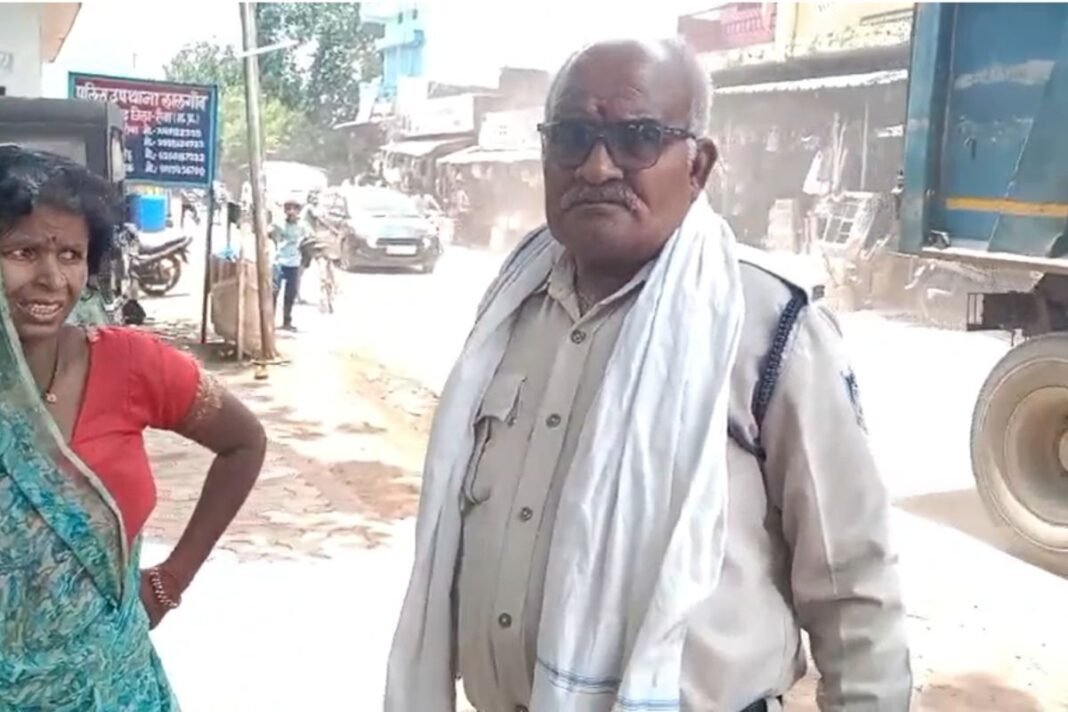 Lalgaon Chowki Incharge Case: लालगांव चौकी पुलिस पर कोरे कागज में दस्तखत कराने का आरोप; वीडियो बना रही युवती पर आरक्षक ने उठाया हाथ, फुटेज सोशल मीडिया पर वायरल Lalgaon Chowki Incharge Case: लालगांव चौकी पुलिस पर कोरे कागज में दस्तखत कराने का आरोप; वीडियो बना रही युवती पर आरक्षक ने उठाया हाथ, फुटेज सोशल मीडिया पर वायरल