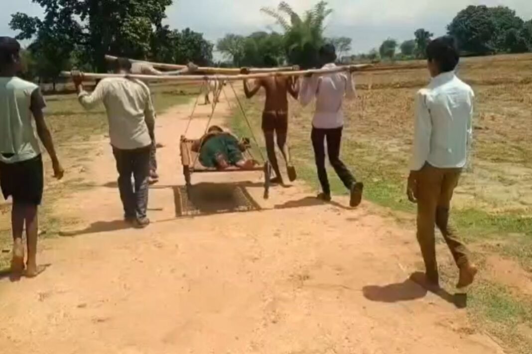 Singrauli Ambulance Crisis: मुख्य सड़क तक नहीं पहुंच सकी एम्बुलेंस, ग्रामीणों का फूटा गुस्सा; सुनवाई न होने का आरोप Singrauli Ambulance Crisis: मुख्य सड़क तक नहीं पहुंच सकी एम्बुलेंस, ग्रामीणों का फूटा गुस्सा; सुनवाई न होने का आरोप